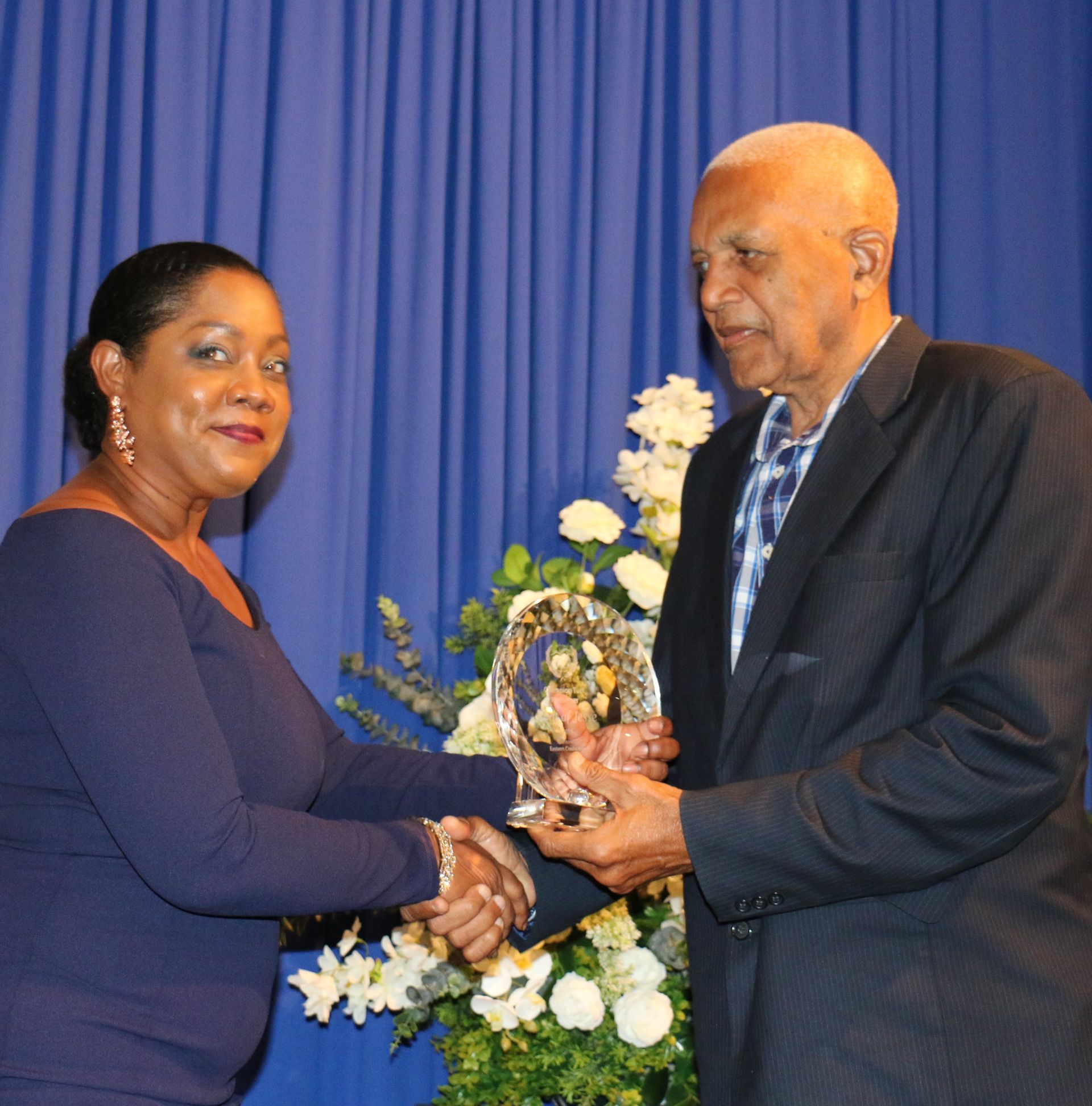 Rolf Bartolo, right, receives the “Champion Turf Performer” trophy from Lema King, owner Root of Jesse in March.  Ralph Banwarie Rolf Bartolo, right, receives the “Champion Turf Performer” trophy from Lema King, owner Root of Jesse in March.  Ralph Banwarie