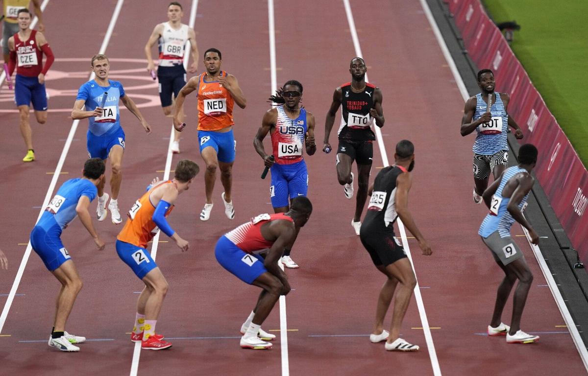 GRIDLOCK: Athletes prepare to make a baton handover, second to third legs, in a semi-final of the Men’s 4X400-metre relay at the 2020 Summer Olympics, in Tokyo, Japan, yesterday. T&T’s Jereem Richards, second right top, focuses on teammate Machel Cedenio, second right foreground. —Photo: AP GRIDLOCK: Athletes prepare to make a baton handover, second to third legs, in a semi-final of the Men’s 4X400-metre relay at the 2020 Summer Olympics, in Tokyo, Japan, yesterday. T&T’s Jereem Richards, second right top, focuses on teammate Machel Cedenio, second right foreground. —Photo: AP