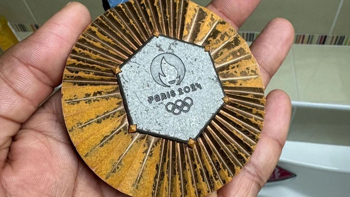 Paris 2024 Olympics, medals are defective: more than 100 already returned by athletes. INSTAGRAM (Image obtained at insidethegames.biz) Paris 2024 Olympics, medals are defective: more than 100 already returned by athletes. INSTAGRAM (Image obtained at insidethegames.biz)